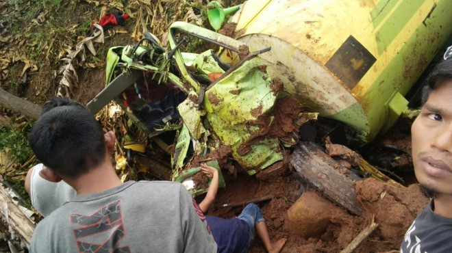 Satu unit truk tangki, yang bermuatan minyak tanah, terjun ke jurang sedalam 10 meter di ruas jalan Kerinci - Merangin, tepatnya di Bedeng 12, Kecamatan Batang Merangin, Kabupaten Kerinci.